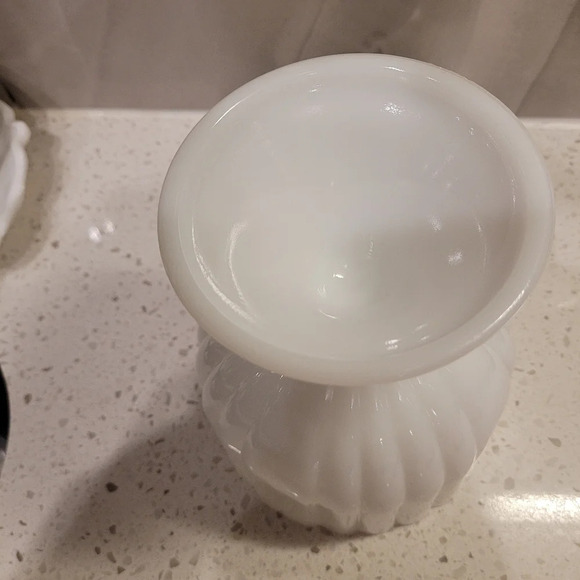 Vintage White Milk Glass Ribbed Footed Compote Bowl Scalloped Edge Pedestal Bowl - Picture 4 of 5